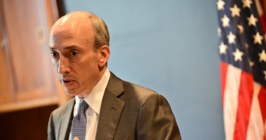 Gary Gensler, presidente da SEC, ao lado da bandeira dos Estados Unidos