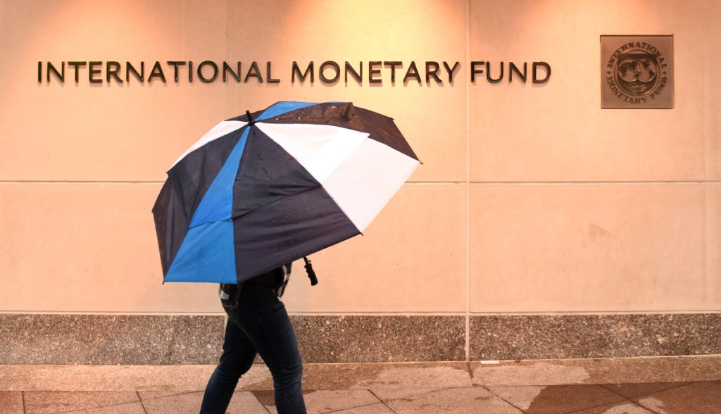 Imagem da matéria: FMI prevê recessão global em 2023 e nem China deve escapar; entenda como isso afeta as criptomoedas