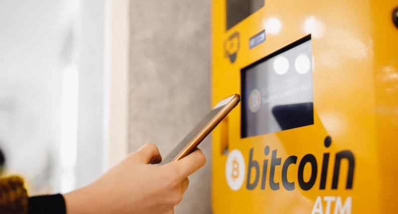 Imagem da matéria: Empresa que opera 4 mil ATMs de Bitcoin pede recuperação judicial; operação no Brasil segue normalmente