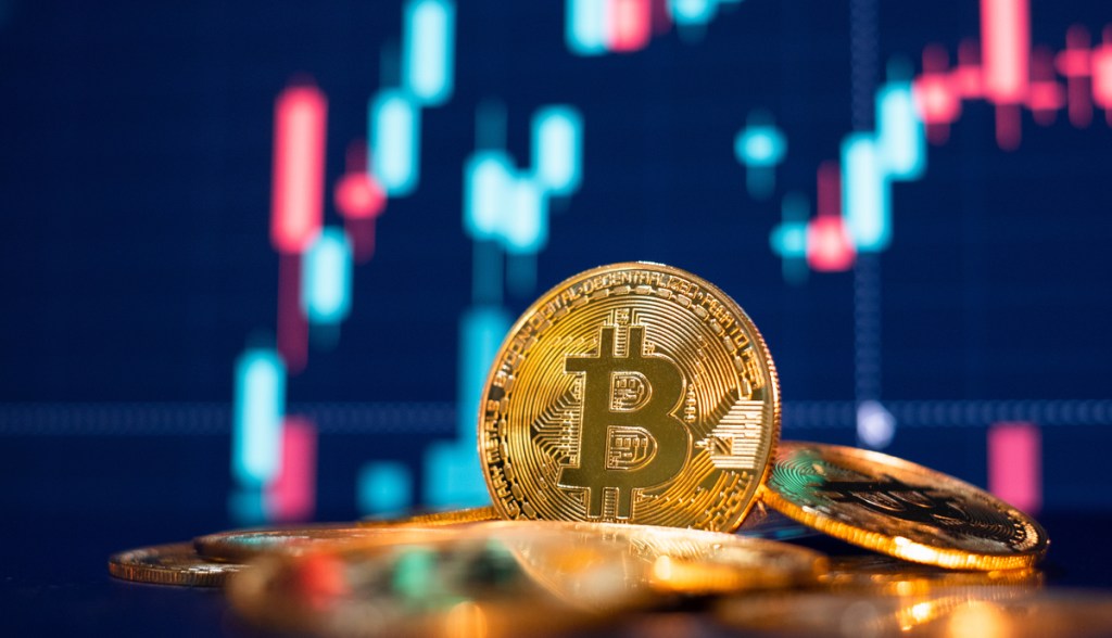 Imagem da matéria: Manhã cripto: Bitcoin (BTC) e Ethereum (ETH) perdem força com risco de sanções a criptoativos; Cosmos (ATOM) é alta solitária
