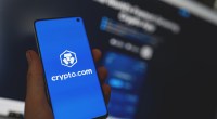 smartphone mostra logotipo da corretora de criptomoedas Crypto.com