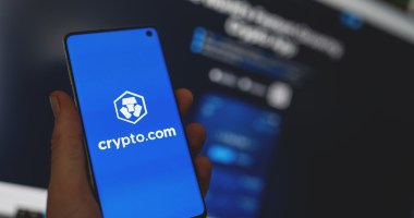 smartphone mostra logotipo da corretora de criptomoedas Crypto.com