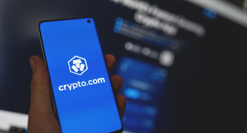 smartphone mostra logotipo da corretora de criptomoedas Crypto.com