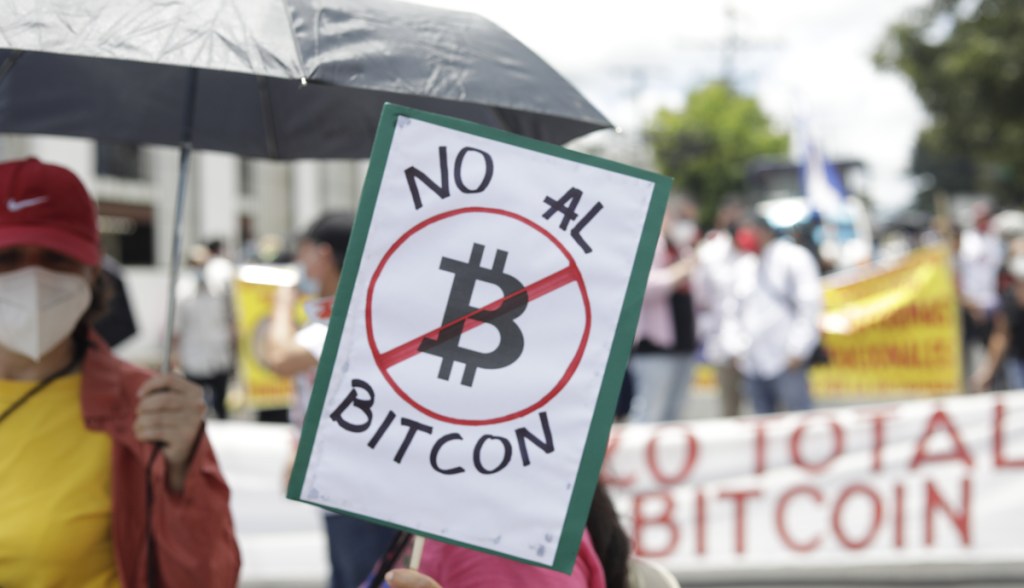 Imagem da matéria: Aposta em bitcoin já gerou prejuízo de US$ 12 milhões para El Salvador, aponta Bloomberg