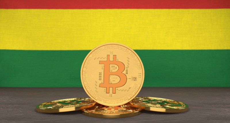 Moeda de Bitcoin à frente de bandeira da Bolívia