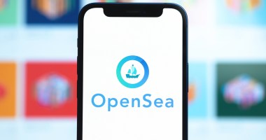 Celular com o logo da OpenSea