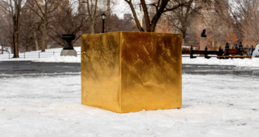 Imagem da matéria: Cubo de ouro avaliado em US$ 11,7 milhões aparece no Central Park de Nova York