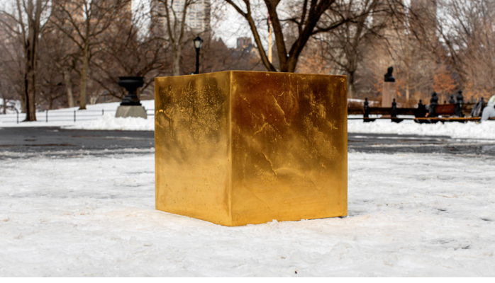 Imagem da matéria: Cubo de ouro avaliado em US$ 11,7 milhões aparece no Central Park de Nova York