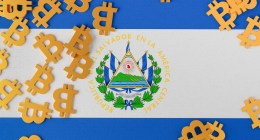 Bitcoins sobre bandeira de El Salvador