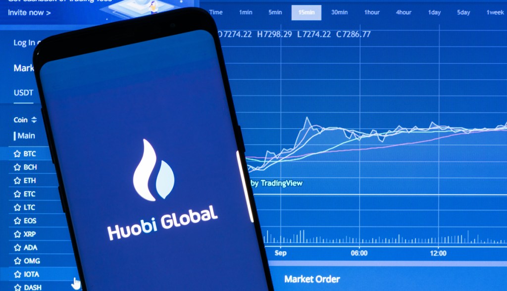 Imagem da matéria: Manhã Cripto: Corretora Huobi enfrenta onda de saques em meio a rumores sobre prisões de executivos