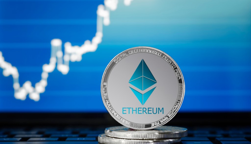 Moeda da criptomoeda Etehreum na frente de gráfico com forte alta