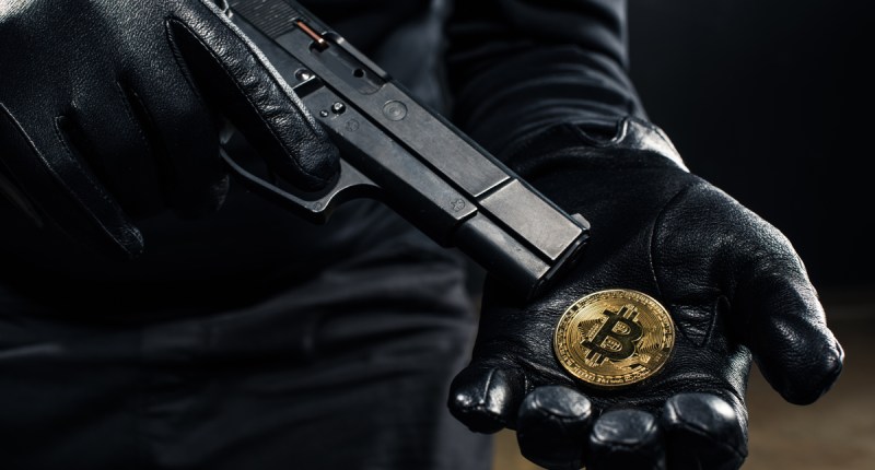 Imagem da matéria: Policiais que extorquiram R$ 1 milhão em bitcoin de investidor viram réus em Goiás