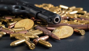 armas de fogo, munições e moedad de bitcoin sob mesa