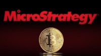 moeda do bitcoin com o logo da microstrategy ao fundo