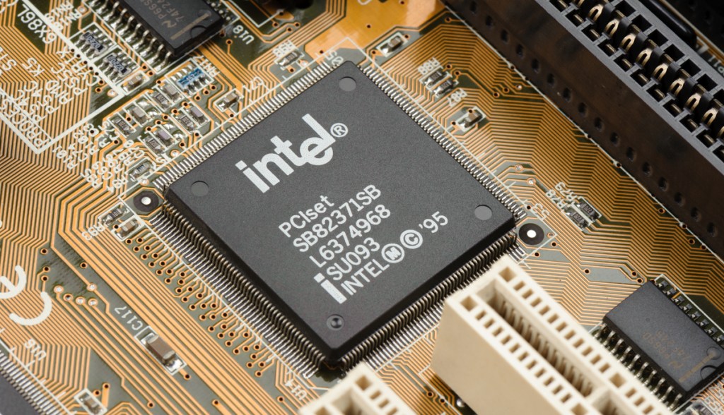 Imagem da matéria: Bitcoin é uma “crise climática”, diz CEO da Intel ao promover chip de mineração