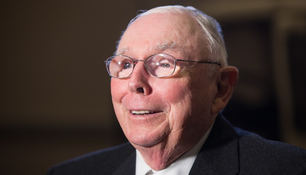 Imagem da matéria: Morre Charlie Munger, sócio de Warren Buffett que chamou Bitcoin de "veneno de rato"