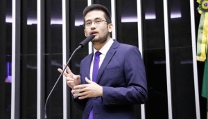 Imagem da matéria: Kim Kataguiri apresenta projeto para derrubar imposto sobre permuta de criptomoedas