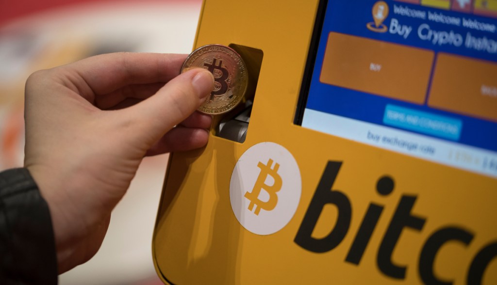 Imagem da matéria: Reino Unido proíbe ATMs de Bitcoin: "Desliguem as máquinas"