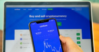 Imagem da matéria: CEO da Coinbase afirma que irá proibir usuários russos se governo americano exigir