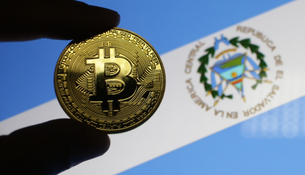 Imagem da matéria: Chefe da Binance nega que bitcoin de El Salvador esteja travado na FTX: “Desinformação”
