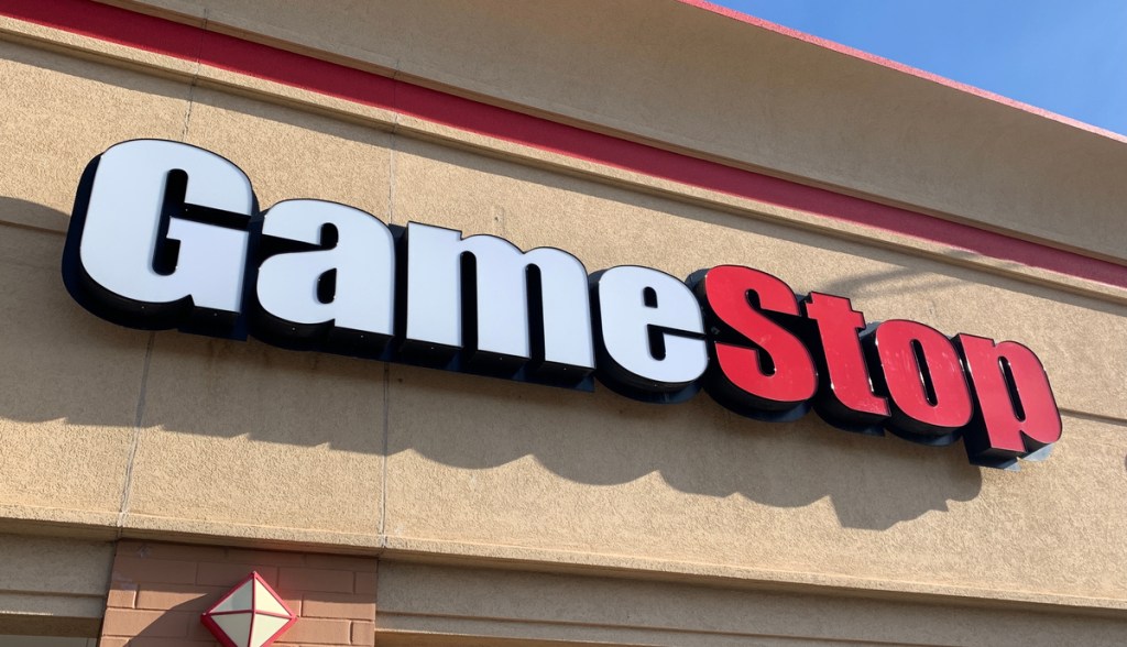 Imagem da matéria: GameStop vai fechar seu mercado de NFTs por "incerteza regulatória"