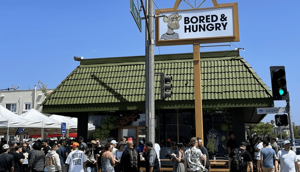 Imagem da matéria: Hamburgueria temática do NFT Bored Ape Yacht Club é inaugurada em Los Angeles