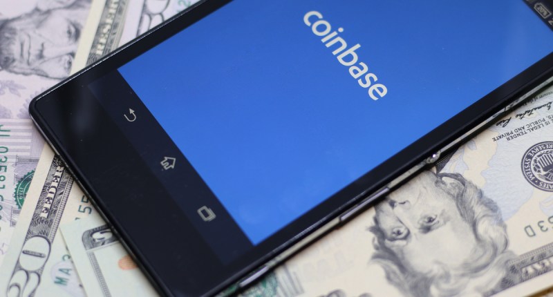 Tela de celular mostra logo da Coinbase