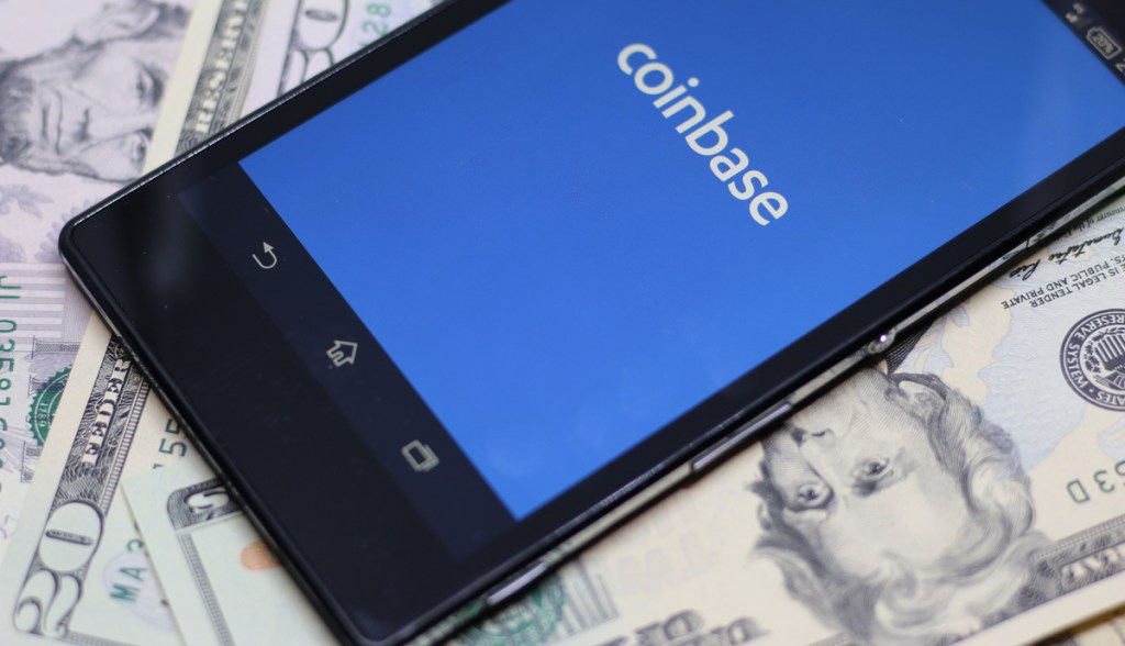 Tela de celular mostra logo da Coinbase