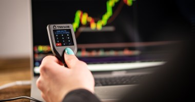 Imagem da matéria: Hacker usa serviço de newsletter para tentar roubar criptomoedas de clientes da Trezor