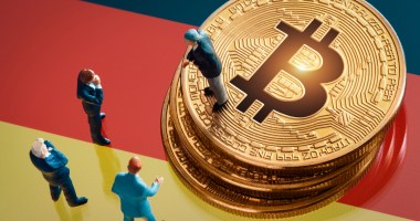 miniaturas de homens e moedas de bitcoin em cima de bandeira da Alemanha