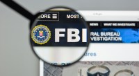 Lupa mostra a sigla FBI em tela de computador