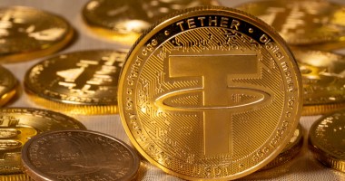 Moeda dourada com o logo da stablecoin Tether USDT.jpg