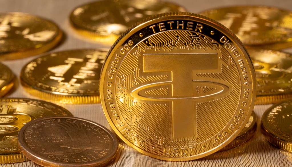 Moeda dourada com o logo da stablecoin Tether USDT.jpg