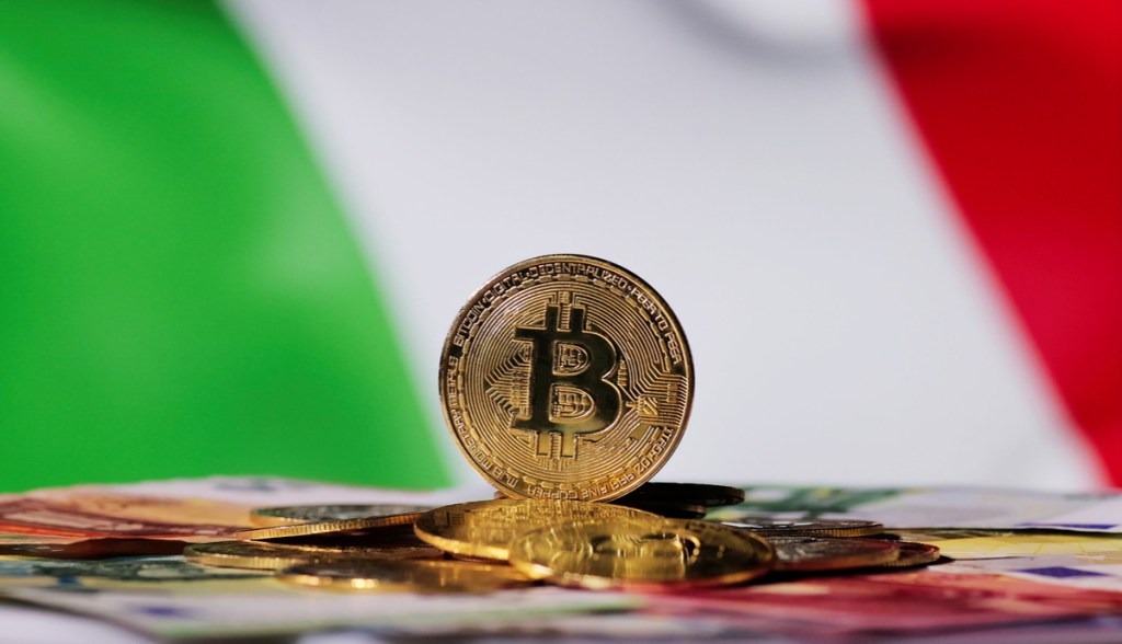 moeda de Bitcoin à frente de bandeira da Itália
