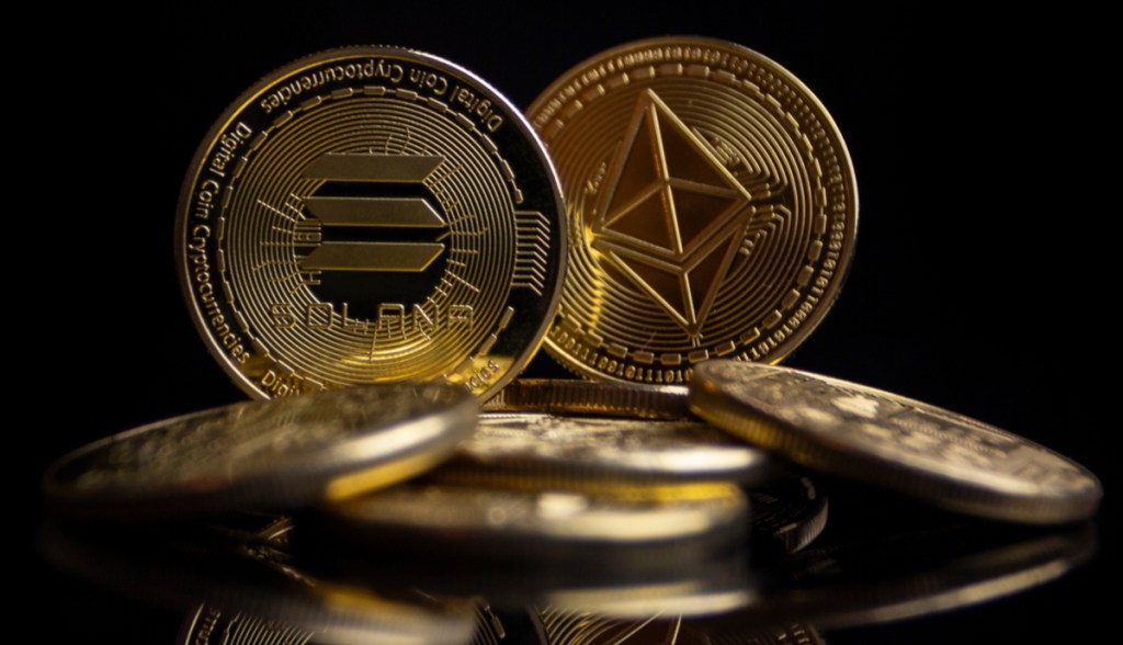 Imagem da matéria: Mercado fecha semana em baixa; ethereum (ETH) e solana (SOL) são os destaques negativos