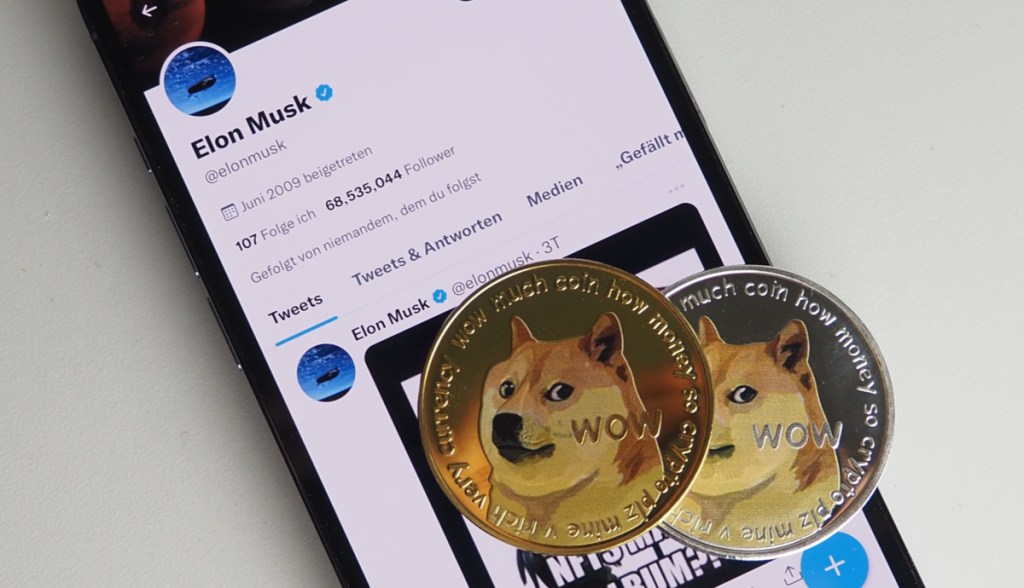 Imagem da matéria: Elon Musk anuncia que SpaceX vai aceitar dogecoin e preço do token dispara