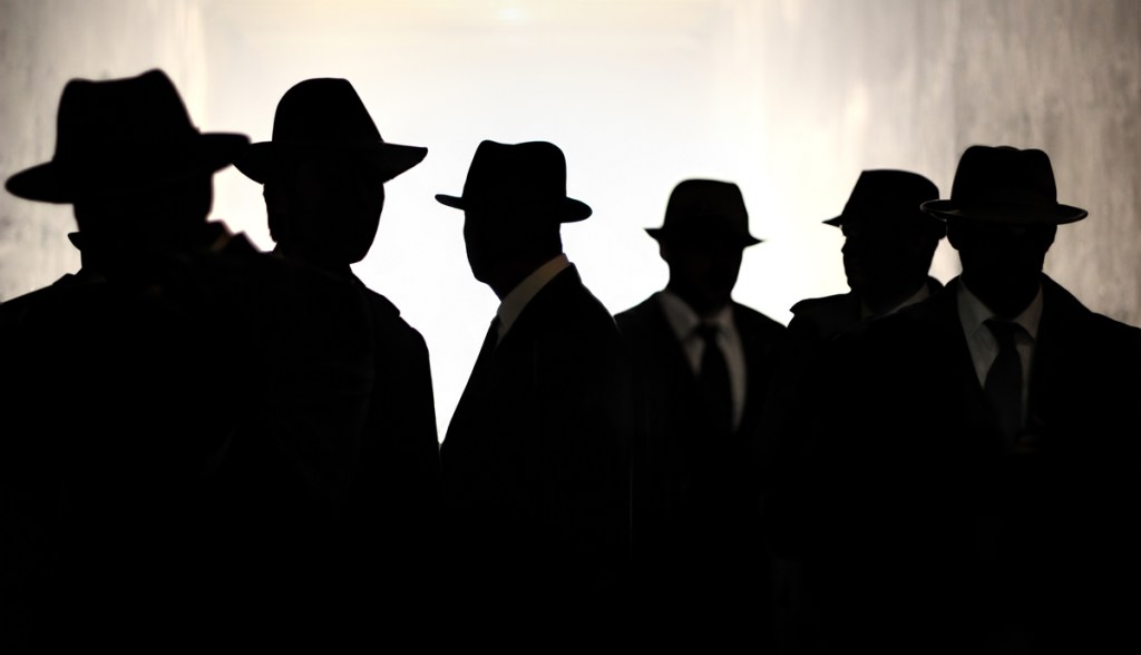Silhueta de chapéus masculinos Fedora. Conceito de segurança, privacidade e vigilância