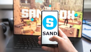 Tela de notebook e celular mostra logomarca e logotipo da criptomoeda The Sandbox