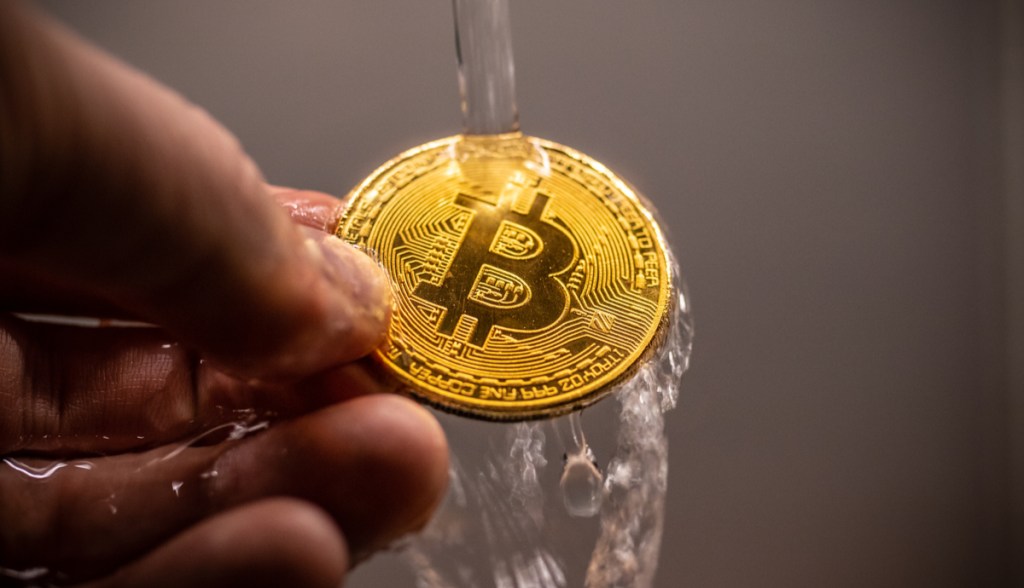 Imagem da matéria: Lavagem de dinheiro com criptomoedas dispara em 2022, aponta estudo