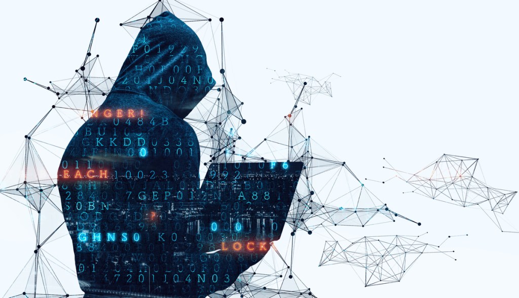 Hacker segura computador na mão
