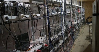 Imagem da matéria: Rússia fecha fazenda clandestina de mineração de bitcoin com 1500 máquinas; veja vídeo