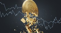 Moeda de Bitcoin sendo destroçada