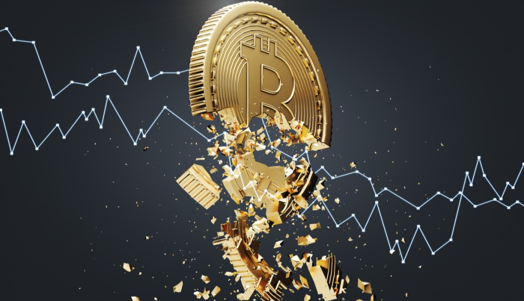 Moeda de Bitcoin sendo destroçada