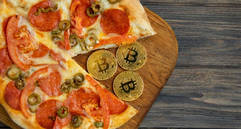 Imagem da matéria: Ação do Pizza Day vai dar R$ 10 mil em bitcoin para quem desvendar enigma; confira as principais promoções