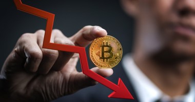 Imagem da matéria: Vale a pena investir em criptomoedas mesmo com o mercado desabando? Veja o que dizem estes especialistas