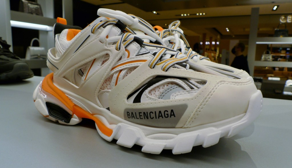 Imagem da matéria: Grife de luxo Balenciaga irá aceitar bitcoin e ethereum como pagamento