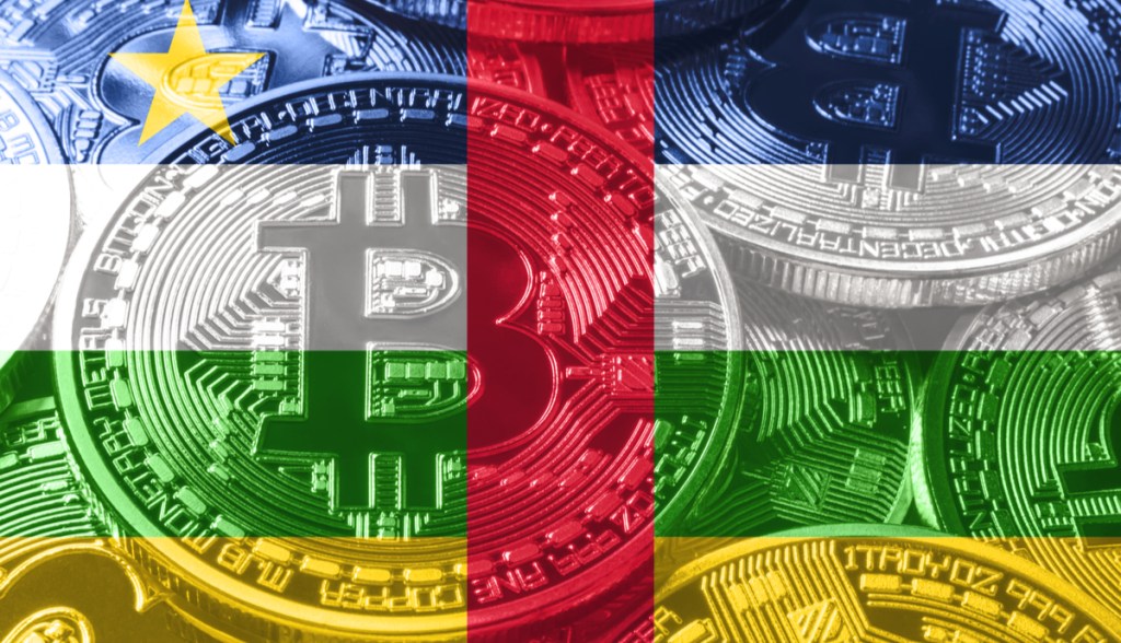 montagem com símbolo do Bitcoin e bandeira da República Centro-Africana