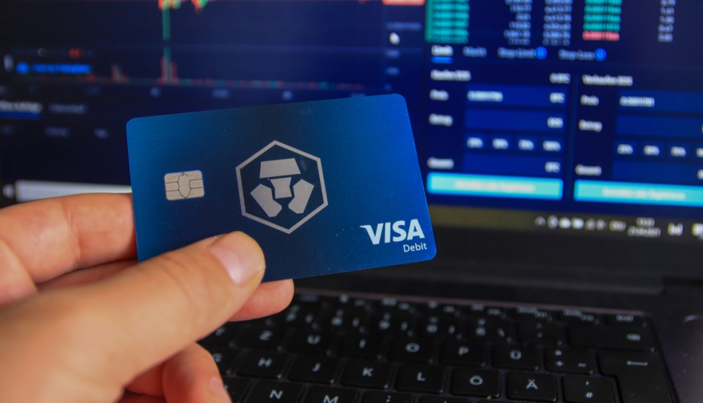 Imagem da matéria: Crypto.com corta recompensas de cartão de crédito e CRO cai 11%