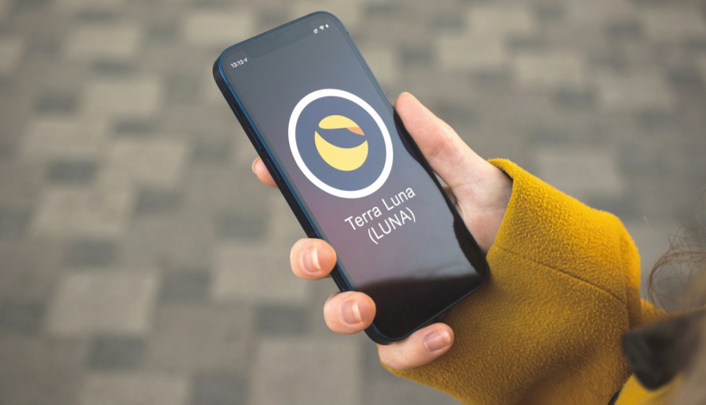 Imagem da matéria: “Decepcionado”: CEO da Binance critica Terra por colapso de LUNA e elogia Axie Infinity