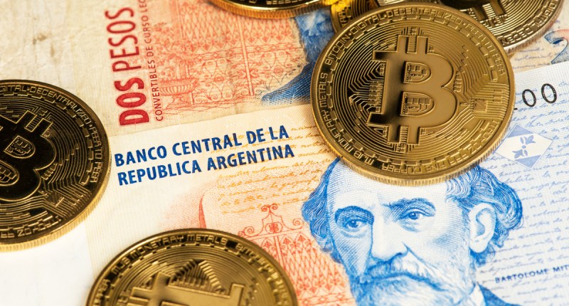 Imagem da matéria: Banco argentino promete reembolsar clientes após governo proibir negociação de criptomoedas